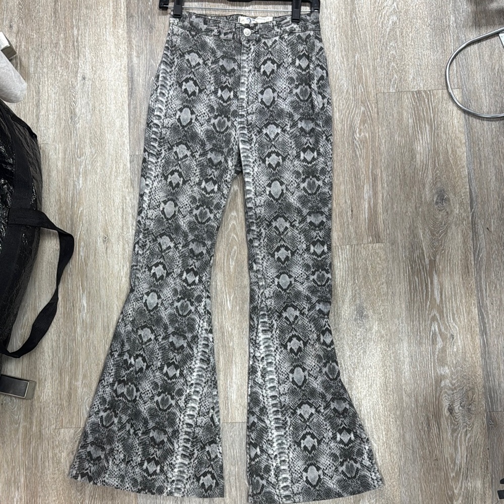 We The Free “Just Float On” Snake Print High Rise Flare Jeans - Picture 2 of 7